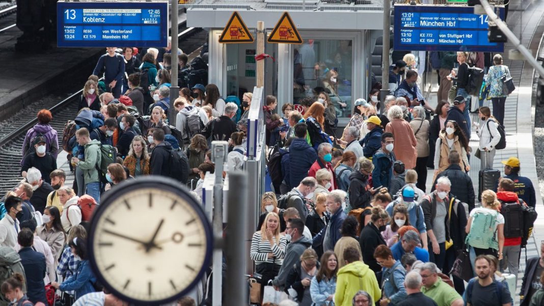9-euro-ticket-:-bahn-bilanz-nach-pfingsten:-400-zuege-ueberlastet,-passagiere-bleiben-am-steig-stehen