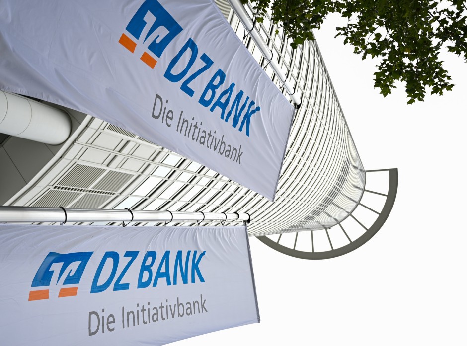 dz-bank:-rechnerisch-nur-noch-7-schreibtische-fuer-10-mitarbeiter dz-bank:-rechnerisch-nur-noch-7-schreibtische-fuer-10-mitarbeiter