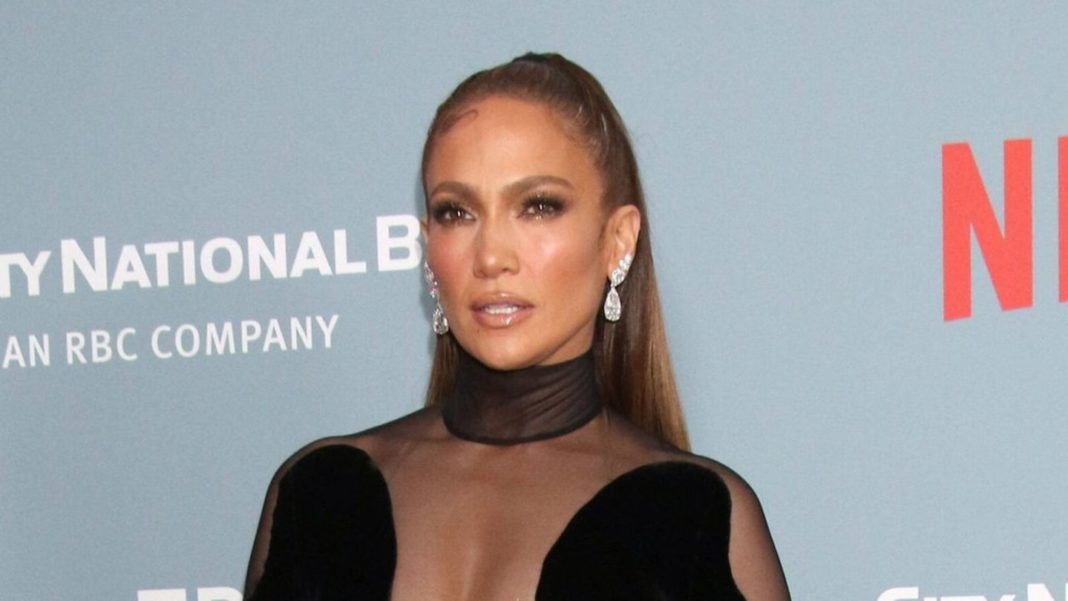 jennifer-lopez:-gewagter-look-bei-“halftime”-premiere jennifer-lopez:-gewagter-look-bei-“halftime”-premiere