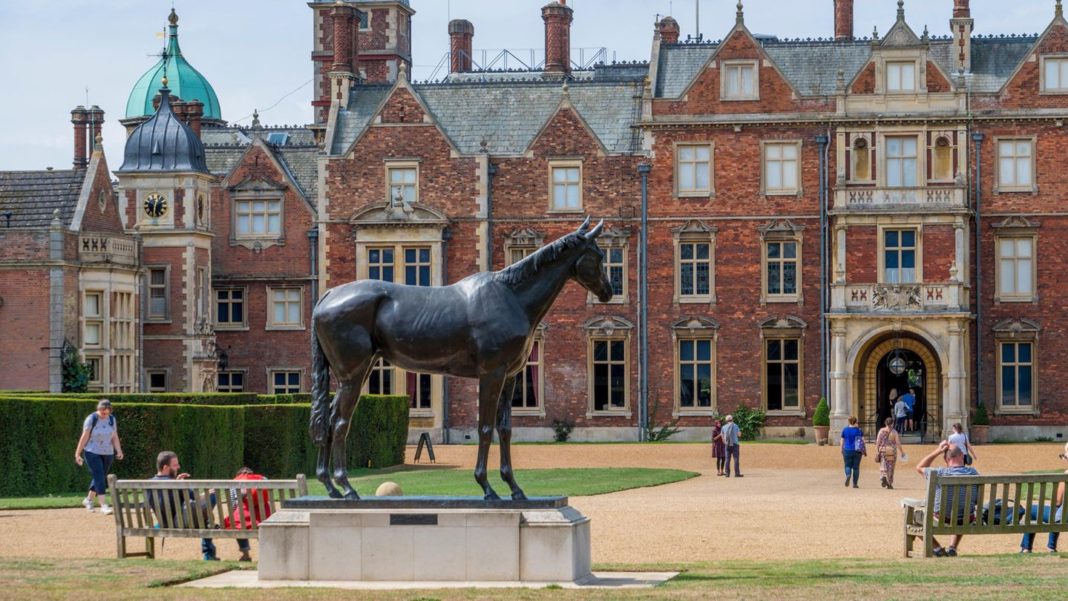 pferde-und-afternoon-tea-to-go-:-der-lieblingsort-ihrer-majestaet:-ein-besuch-bei-der-queen-in-sandringham-|-stern-plus