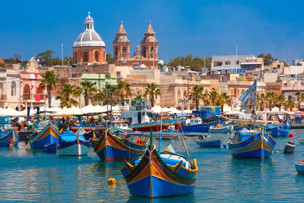 marsaxlokk-–-farbenfrohe-boote-und-tuerkisblaues-meer-an-maltas-ostkueste marsaxlokk-–-farbenfrohe-boote-und-tuerkisblaues-meer-an-maltas-ostkueste