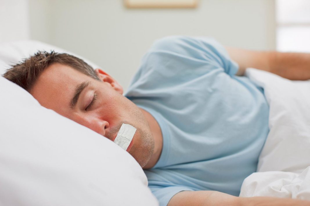 gute-nacht:-was-es-mit-dem-tiktok-trend-“mouth-taping”-auf-sich-hat