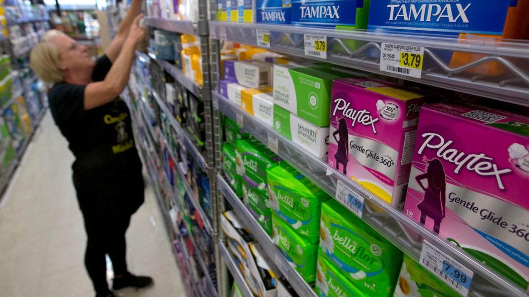 voruebergehend-nicht-verfuegbar:-leere-regale-im-drogeriemarkt:-in-den-usa-werden-tampons-knapp