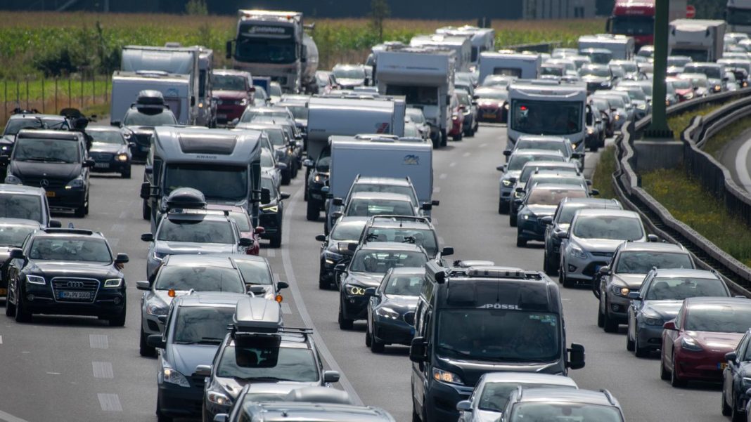 adac-warnt:-staugefahr-am-langen-wochenende-–-auf-diesen-strecken-brauchen-autofahrer-viel-geduld adac-warnt:-staugefahr-am-langen-wochenende-–-auf-diesen-strecken-brauchen-autofahrer-viel-geduld