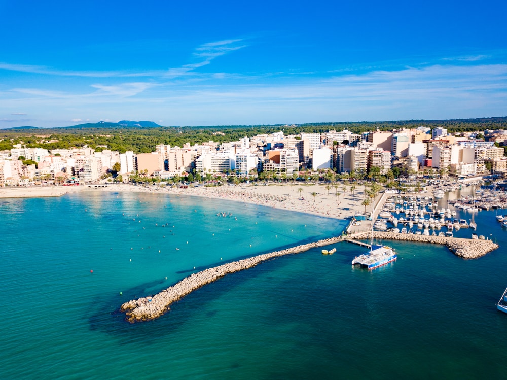 el-arenal-liegt-an-der-kueste-der-spanischen-baleareninsel-mallorca el-arenal-liegt-an-der-kueste-der-spanischen-baleareninsel-mallorca