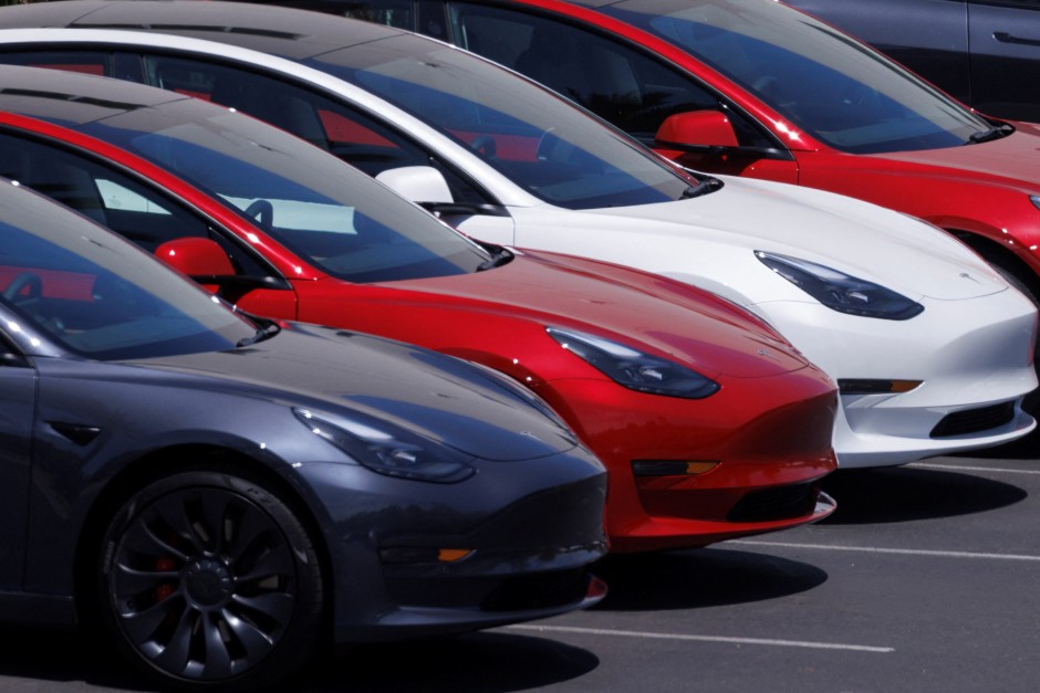 angst-vor-rezession:-tesla-will-mehr-als-3000-stellen-abbauen angst-vor-rezession:-tesla-will-mehr-als-3000-stellen-abbauen