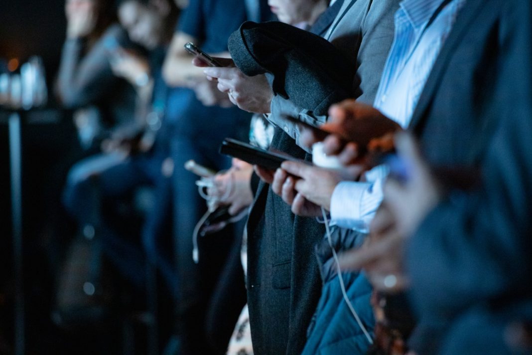 mit-dem-smartphone-in-den-urlaub-–-die-wichtigsten-tipps