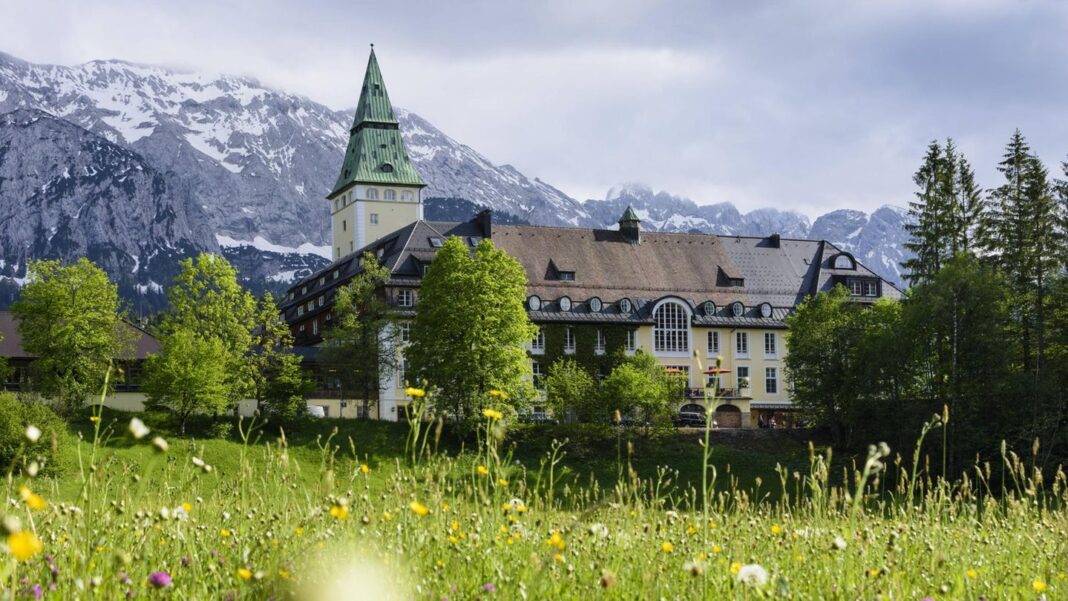 bei-garmisch-partenkirchen:-schloss-elmau-liegt-eingebettet-in-einer-herrlichen-region-–-und-ist-nicht-der-einzige-luxus-hier