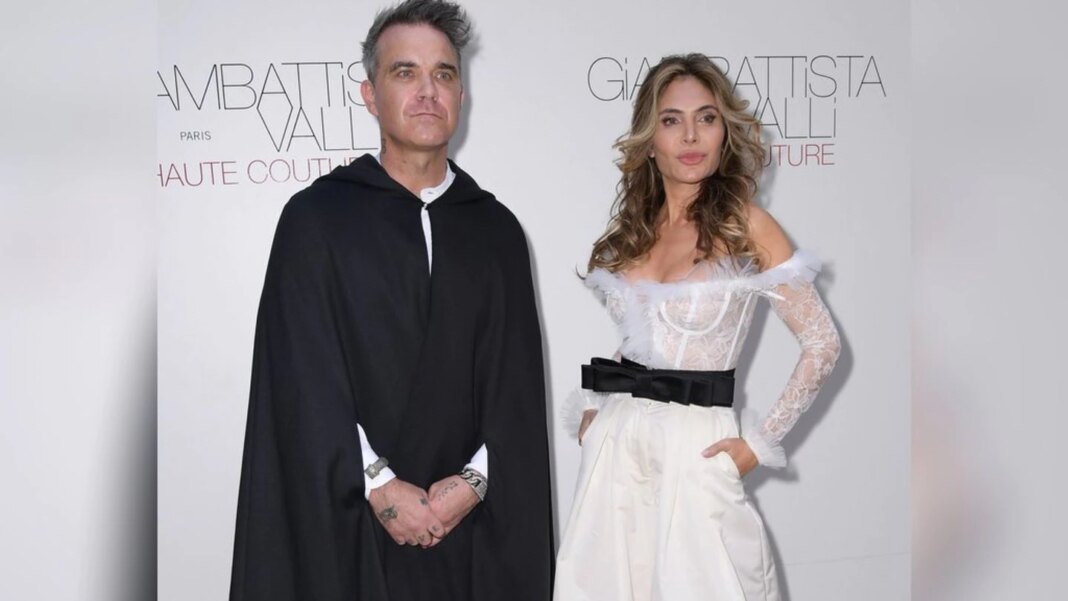 fashion-week-paris:-robbie-williams-im-schwarzen-umhang fashion-week-paris:-robbie-williams-im-schwarzen-umhang