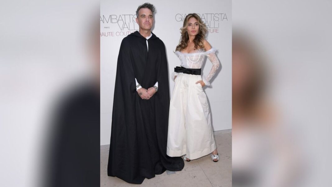 fashion-week-paris:-robbie-williams-erscheint-in-schwarzem-umhang fashion-week-paris:-robbie-williams-erscheint-in-schwarzem-umhang
