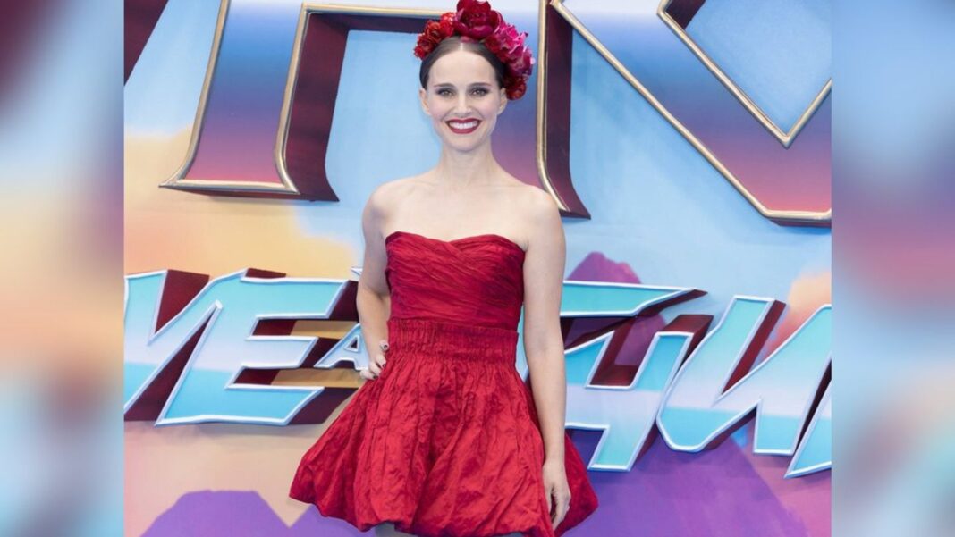 natalie-portman:-sie-bezaubert-im-roten-minikleid natalie-portman:-sie-bezaubert-im-roten-minikleid