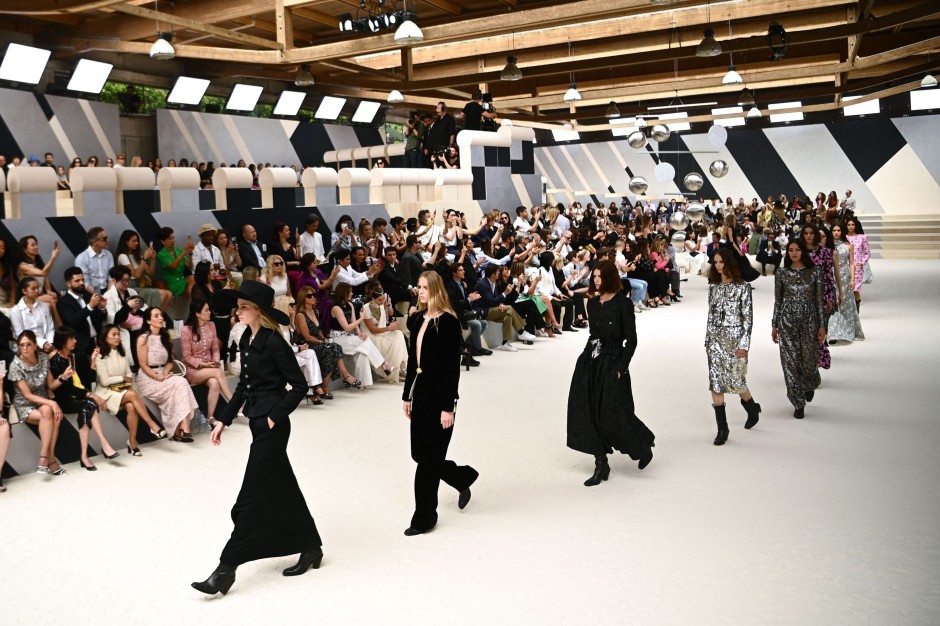 paris-fashion-week:-chanel-zeigt-haute-couture-in-cowboystiefeln paris-fashion-week:-chanel-zeigt-haute-couture-in-cowboystiefeln