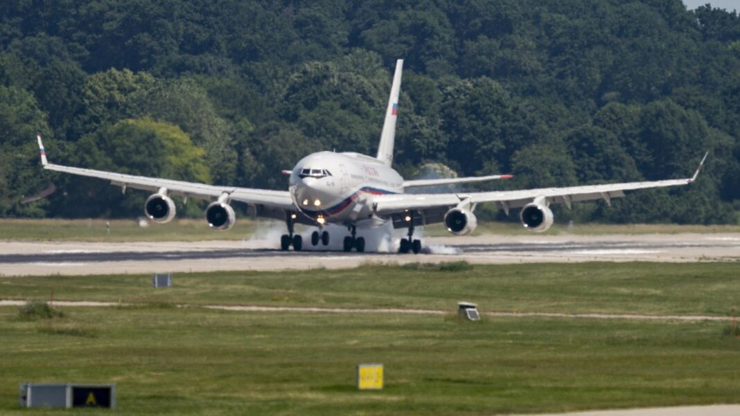 flugverkehr:-russischer-flieger-landet-trotz-flugverbotszone-in-der-schweiz-–-nach-riesigem-umweg flugverkehr:-russischer-flieger-landet-trotz-flugverbotszone-in-der-schweiz-–-nach-riesigem-umweg