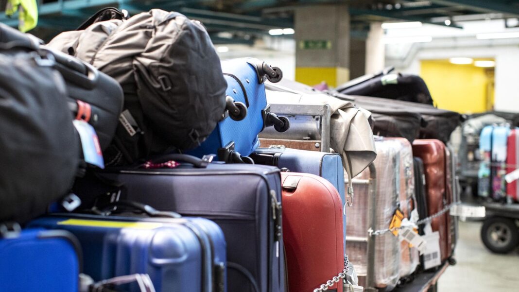 dublin:-“komplettes-chaos”:-reisender-kauft-sich-neues-flugticket,-um-am-flughafen-seinen-koffer-zu-suchen dublin:-“komplettes-chaos”:-reisender-kauft-sich-neues-flugticket,-um-am-flughafen-seinen-koffer-zu-suchen