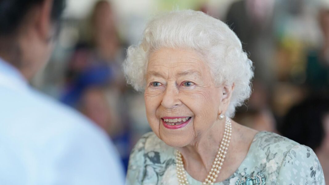 queen-elizabeth:-queen-elizabeth-strahlt-bei-termin-an-der-seite-von-prinzessin-anne queen-elizabeth:-queen-elizabeth-strahlt-bei-termin-an-der-seite-von-prinzessin-anne