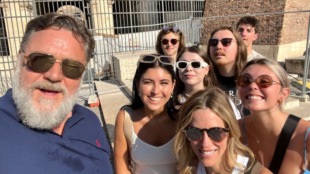 russell-crowe:-fotogruss-aus-rom!-er-posiert-mit-seiner-freundin-und-seinen-kids russell-crowe:-fotogruss-aus-rom!-er-posiert-mit-seiner-freundin-und-seinen-kids