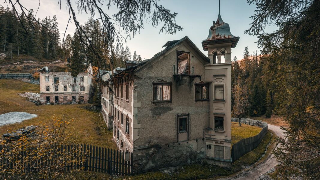lost-places-in-den-alpen:-seit-jahrzehnten-verlassen:-geisterhaeuser-in-den-bergen