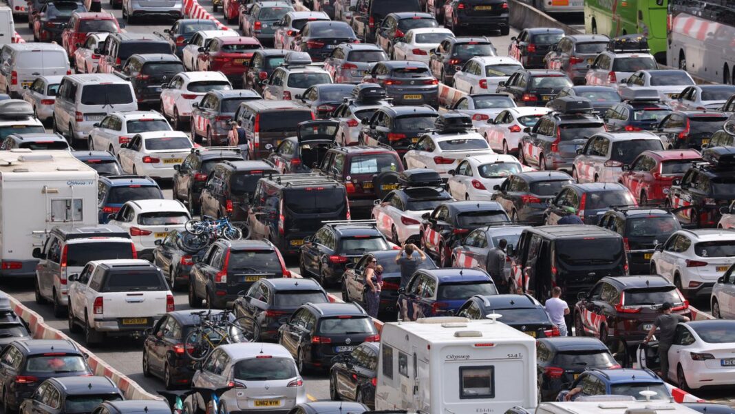 stillstand-vor-der-faehre:-franzosen-“vermasseln”-englaendern-die-ferien-–-mega-stau-stuerzt-dover-ins-chaos