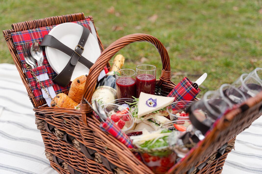 mit-picknickkoerben-„la-france“-die-stadt-entdecken-und-die-natur-geniessen mit-picknickkoerben-„la-france“-die-stadt-entdecken-und-die-natur-geniessen