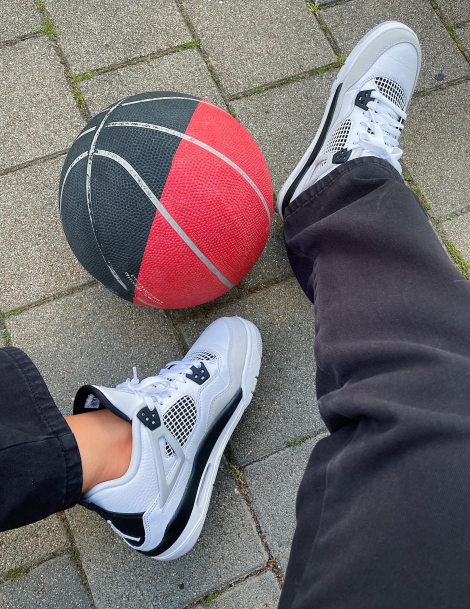 nike-air-jordan-4-„military-black“:-das-glueck-auf-seiner-seite-haben nike-air-jordan-4-„military-black“:-das-glueck-auf-seiner-seite-haben