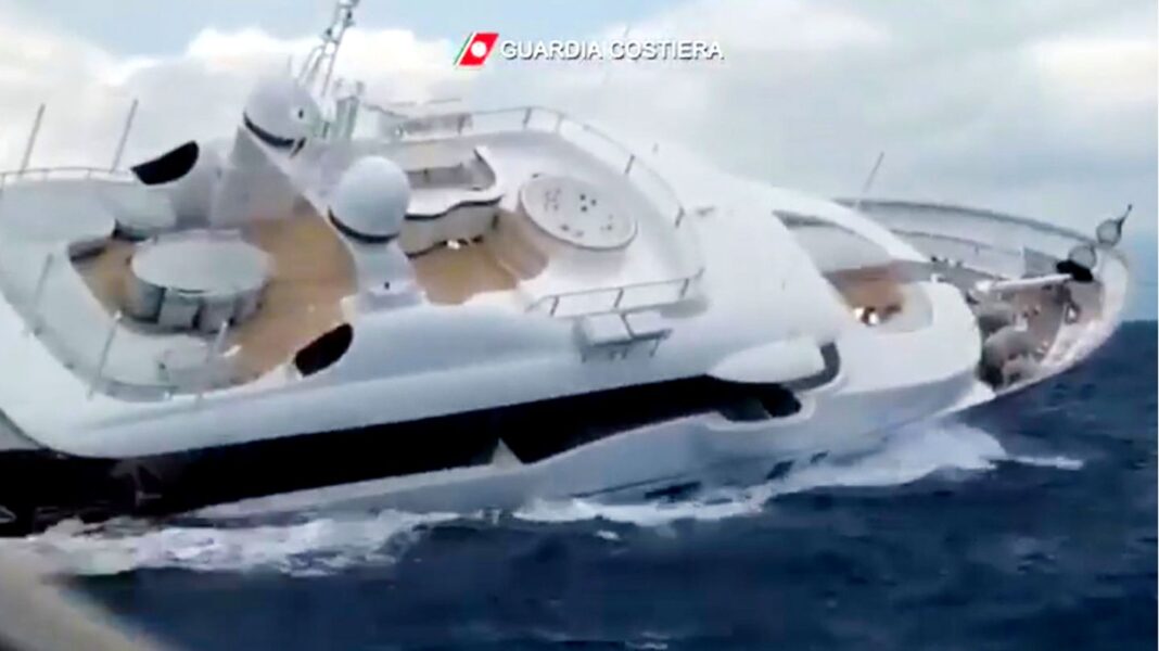 havariertes-boot:-40-meter-lange-luxus-jacht-sinkt-vor-italien-–-kuestenwache-rettet-neun-menschen havariertes-boot:-40-meter-lange-luxus-jacht-sinkt-vor-italien-–-kuestenwache-rettet-neun-menschen