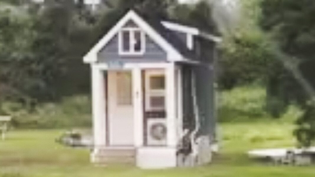 boese-ueberraschung:-lustiges-video-geht-viral:-vater-bucht-aus-versehen-tiny-house-fuer-grosse-familie