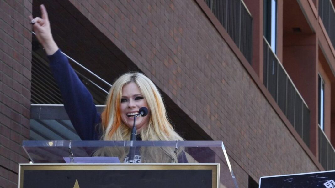 avril-lavigne:-saengerin-mit-stern-auf-walk-of-fame-geehrt avril-lavigne:-saengerin-mit-stern-auf-walk-of-fame-geehrt