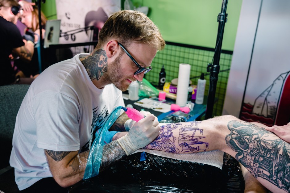 auf-mitarbeiterfang:-wie-arbeitgeber-mit-tattoos-werben auf-mitarbeiterfang:-wie-arbeitgeber-mit-tattoos-werben