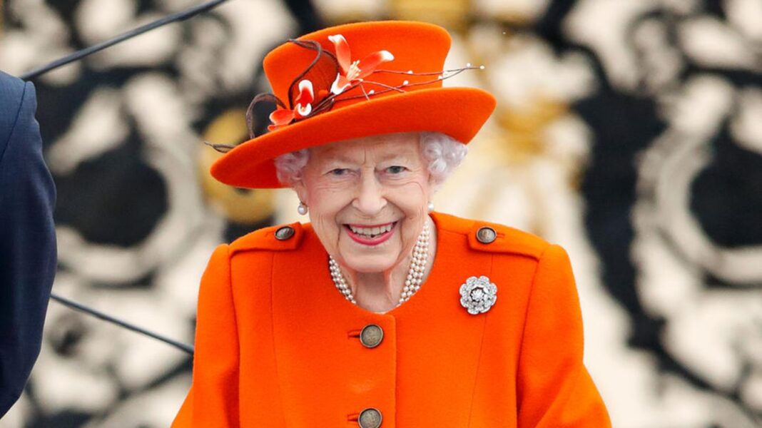 fashion-looks:-die-schoensten-outfits-von-queen-elizabeth-(†) fashion-looks:-die-schoensten-outfits-von-queen-elizabeth-(†)