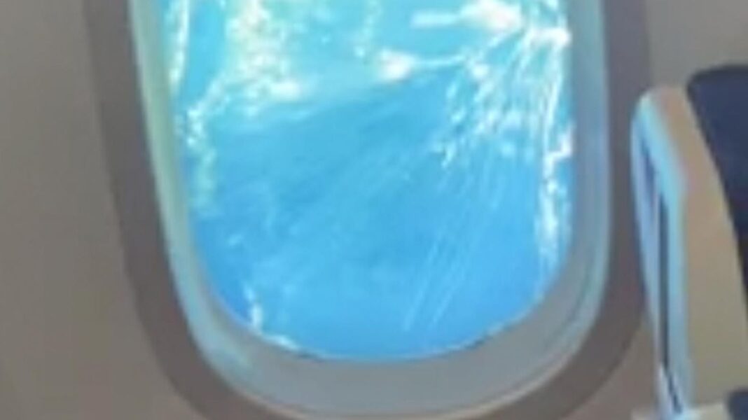 beaengstigendes-video:-schockierte-passagiere:-flugzeug-fensterscheibe-platzt-bei-landeanflug beaengstigendes-video:-schockierte-passagiere:-flugzeug-fensterscheibe-platzt-bei-landeanflug