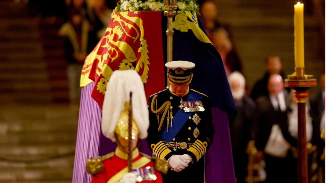 bei-totenwache-fuer-queen-elizabeth-(†96):-hier-kaempft-koenig-charles-mit-den-traenen