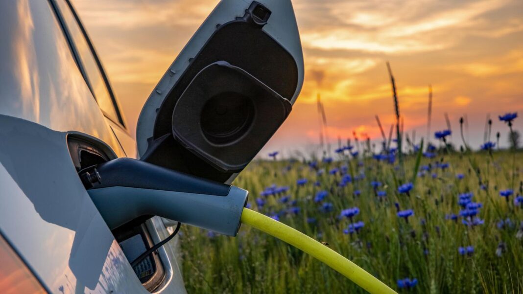 fragen-und-antworten:-roadtrip-mit-dem-elektroauto:-das-muessen-sie-beachten fragen-und-antworten:-roadtrip-mit-dem-elektroauto:-das-muessen-sie-beachten