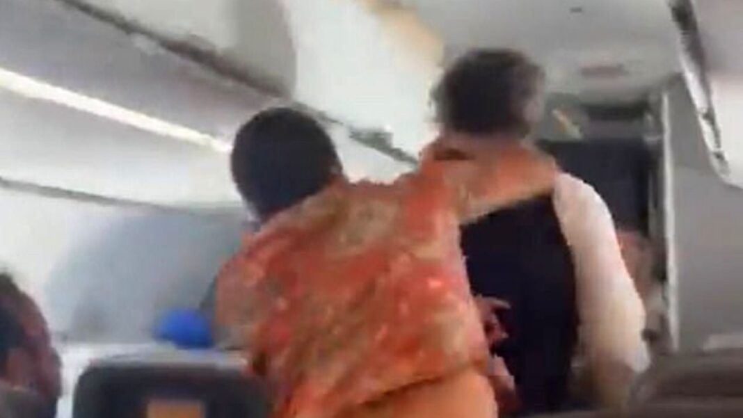 flug-von-mexiko-in-die-usa:-passagier-schlaegt-brutal-auf-flugbegleiter-ein-–-und-wird-kurz-darauf-gefesselt flug-von-mexiko-in-die-usa:-passagier-schlaegt-brutal-auf-flugbegleiter-ein-–-und-wird-kurz-darauf-gefesselt