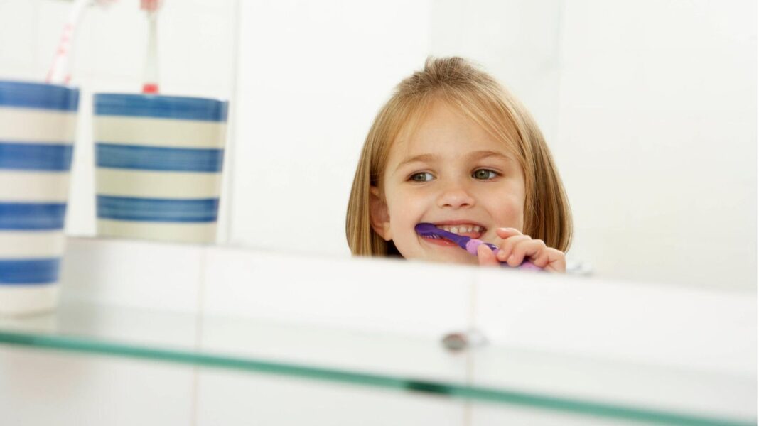 zahnerkrankung-bei-kindern:-weich,-poroes-und-broeckelig:-was-bei-kreidezaehnen-hilft