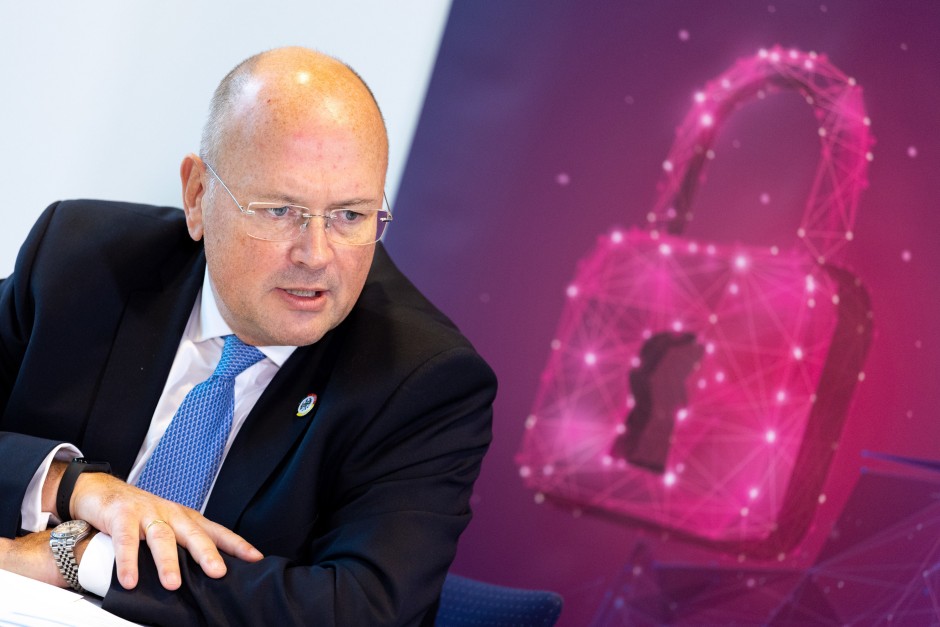bsi-chef-in-der-kritik:-die-verhaengnisvollen-beziehungen-des-arne-schoenbohm bsi-chef-in-der-kritik:-die-verhaengnisvollen-beziehungen-des-arne-schoenbohm