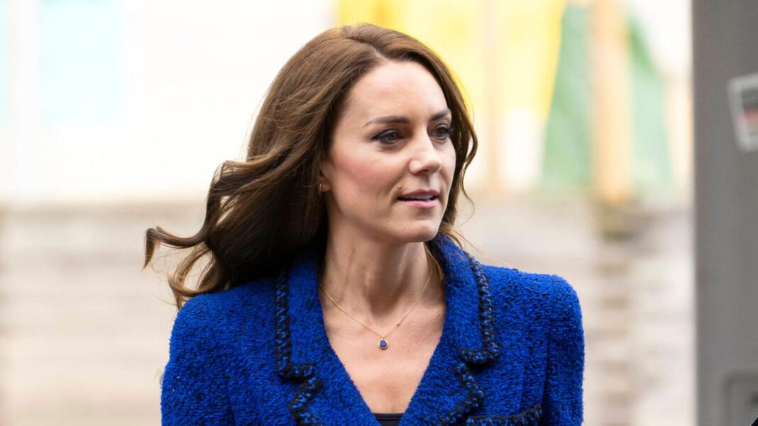 wem-steht’s-besser?:-ihren-royalblauen-chanel-look-trug-vor-fast-30-jahren-schon-eine-andere wem-steht’s-besser?:-ihren-royalblauen-chanel-look-trug-vor-fast-30-jahren-schon-eine-andere