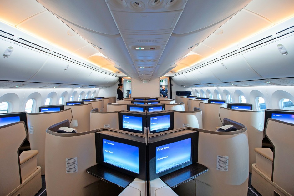 flugzeugpraesentation:-lufthanseaten-feiern-ihren-ersten-dreamliner flugzeugpraesentation:-lufthanseaten-feiern-ihren-ersten-dreamliner