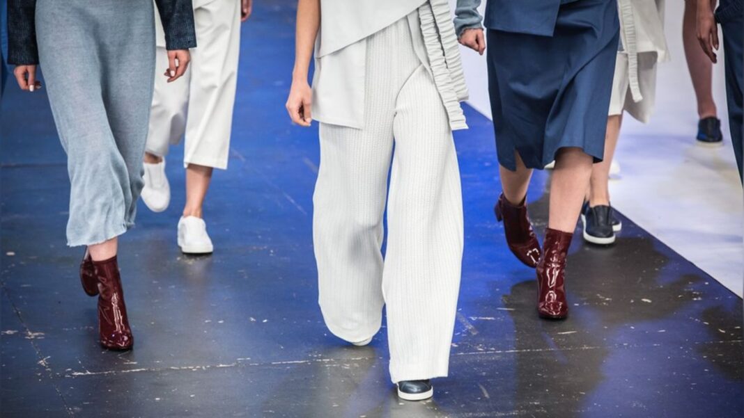 auf-die-kombination-kommt-es-an:-so-geht-die-knit-hose-auch-im-alltag auf-die-kombination-kommt-es-an:-so-geht-die-knit-hose-auch-im-alltag