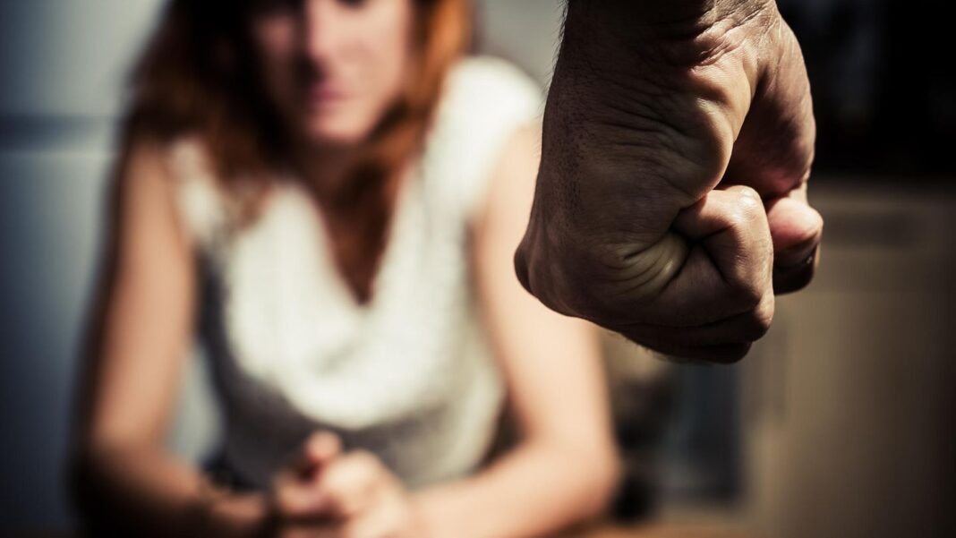 tag-gegen-gewalt-an-frauen:-er-schlaegt-zu,-sie-bleibt:-warum-frauen-an-gewaltbeziehungen-festhalten