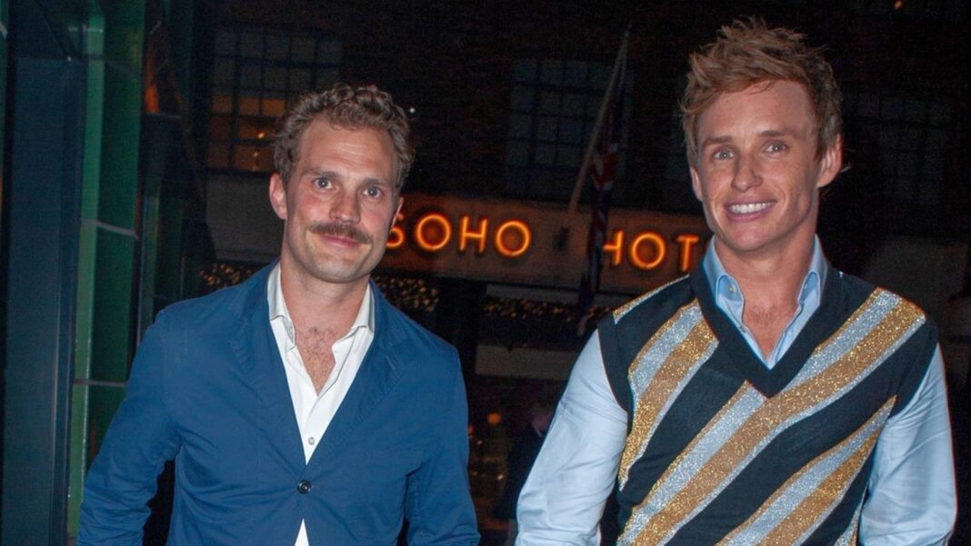 gala-men:-jamie-dornan-und eddie-redmayne-wissen,-was-ihnen-steht gala-men:-jamie-dornan-und eddie-redmayne-wissen,-was-ihnen-steht
