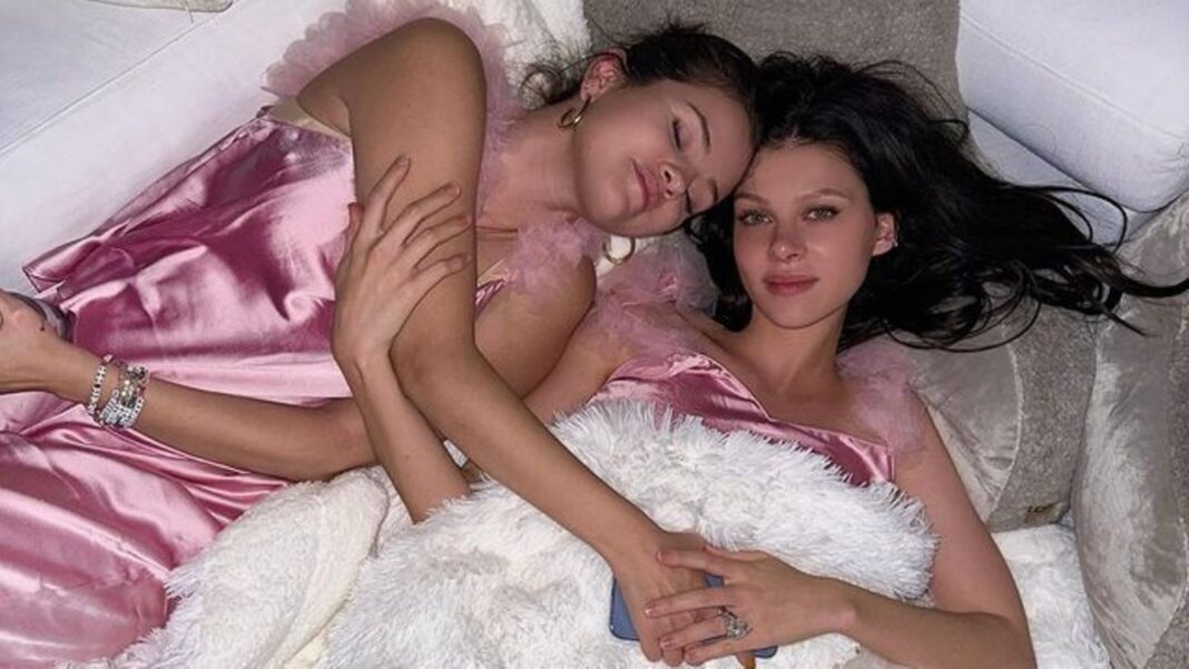 star-freundschaften:-nicola-peltz-feiert-den-mut-ihrer-freundin-selena-gomez star-freundschaften:-nicola-peltz-feiert-den-mut-ihrer-freundin-selena-gomez