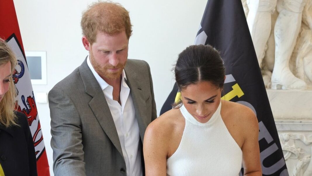 prinz-harry-lacht-im-sonderzug:-neue-bilder-vom-duesseldorf-besuch prinz-harry-lacht-im-sonderzug:-neue-bilder-vom-duesseldorf-besuch