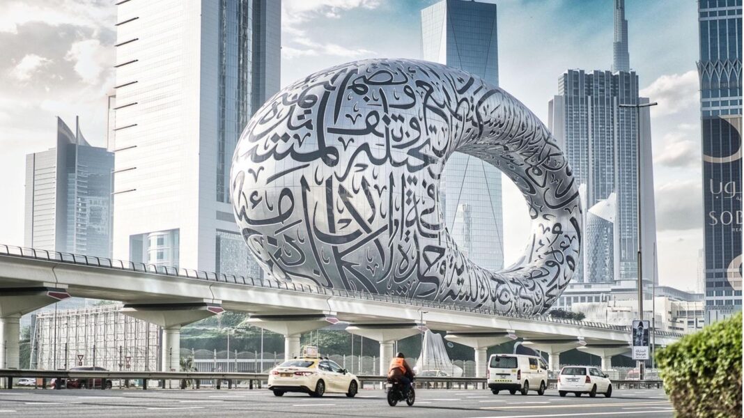 lebt-die-wueste?-:-dubai-will-die-nr.1-fuer-urlaubs-und-geschaeftsreisen-werden:-warum-ein-riesiger-donut-aus-stahl-dafuer-nicht-reichen-wird