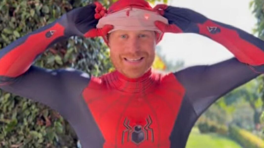weihnachtsbotschaft:-prinz-harry:-video-fuer-waisenkinder-im-spider-man-kostuem