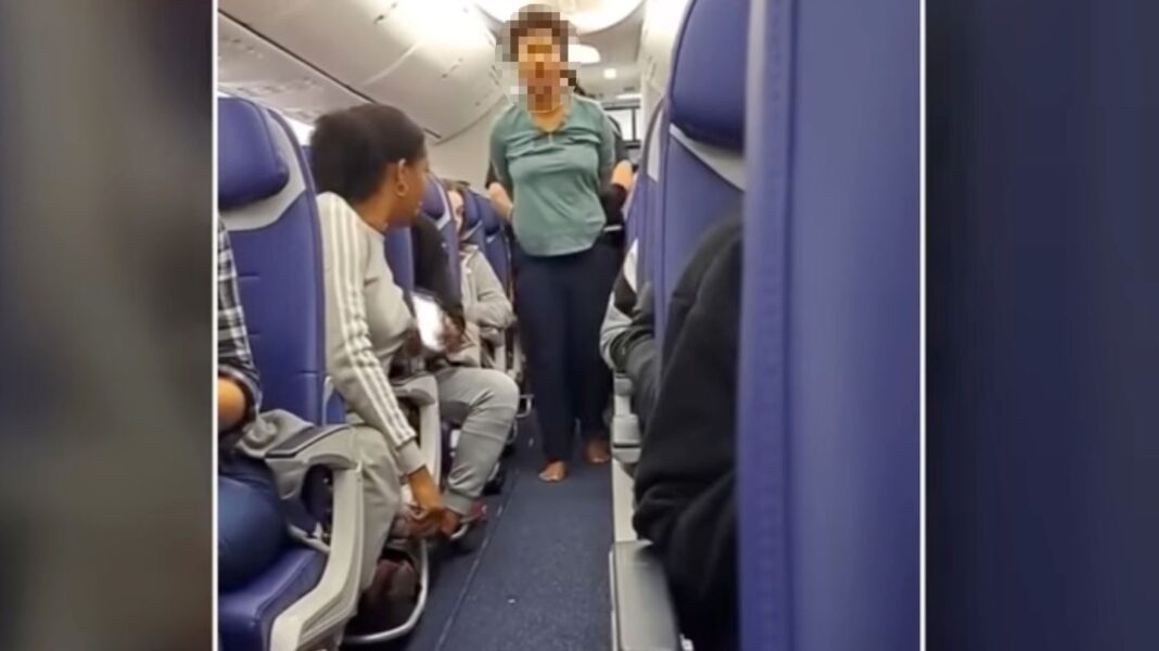 notlandung-noetig:-“jesus-wollte-das”:-frau-versucht-flugzeugtuer-in-10.000-metern-hoehe-zu-oeffnen-und-beisst-anderen-passagier