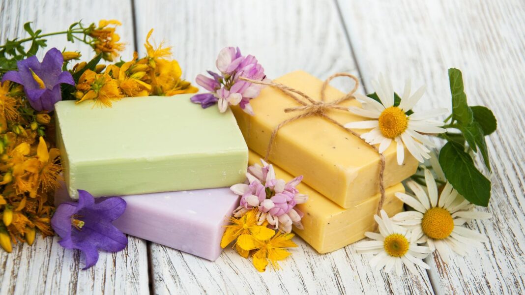 plastikfreie-alternative:-nachhaltige-haarpflege:-darum-ist-festes-shampoo-besser-fuer-die-umwelt-als-fluessiges plastikfreie-alternative:-nachhaltige-haarpflege:-darum-ist-festes-shampoo-besser-fuer-die-umwelt-als-fluessiges