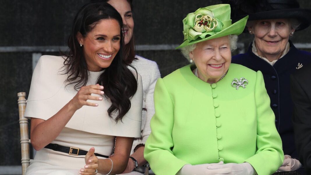 netflix-doku:-eine-szene,-die-viele-briten-wuetend-macht:-warum-meghan-vorgeworfen-wird,-die-queen-zu-veraeppeln netflix-doku:-eine-szene,-die-viele-briten-wuetend-macht:-warum-meghan-vorgeworfen-wird,-die-queen-zu-veraeppeln