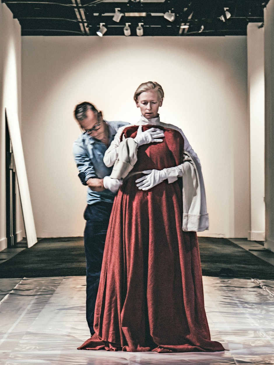modetheater-mit-tilda-swinton-in-paris modetheater-mit-tilda-swinton-in-paris