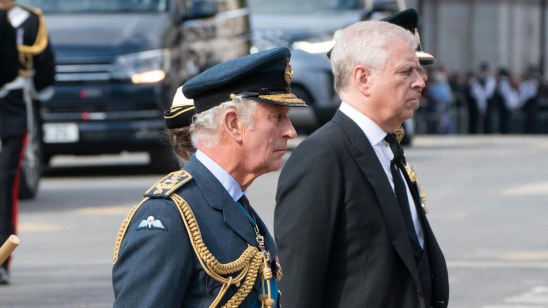 koenig-charles:-er-vertreibt-prinz-andrew-aus-dem-buckingham-palast koenig-charles:-er-vertreibt-prinz-andrew-aus-dem-buckingham-palast