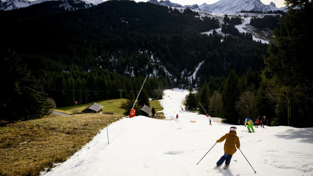 wintertourismus:-krise-in-schweizer-skigebieten-–-selbst-fuer-kunstschnee-ist-es-zu-warm wintertourismus:-krise-in-schweizer-skigebieten-–-selbst-fuer-kunstschnee-ist-es-zu-warm